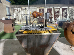 Nouveau jardin cuisine extérieure barbecue en acier corten grill avec étagère de poulet rotatif automatique